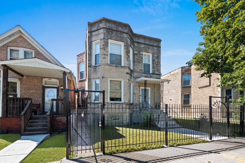 Newly Rehabbed Greystone With 2 Private Apartments, Backyard, Garage, Laundry, Close To Expressway Chicago Exterior photo